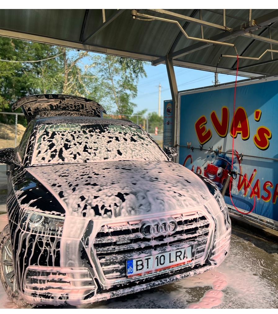 Mașină plină de spumă la Eva's Car Wash